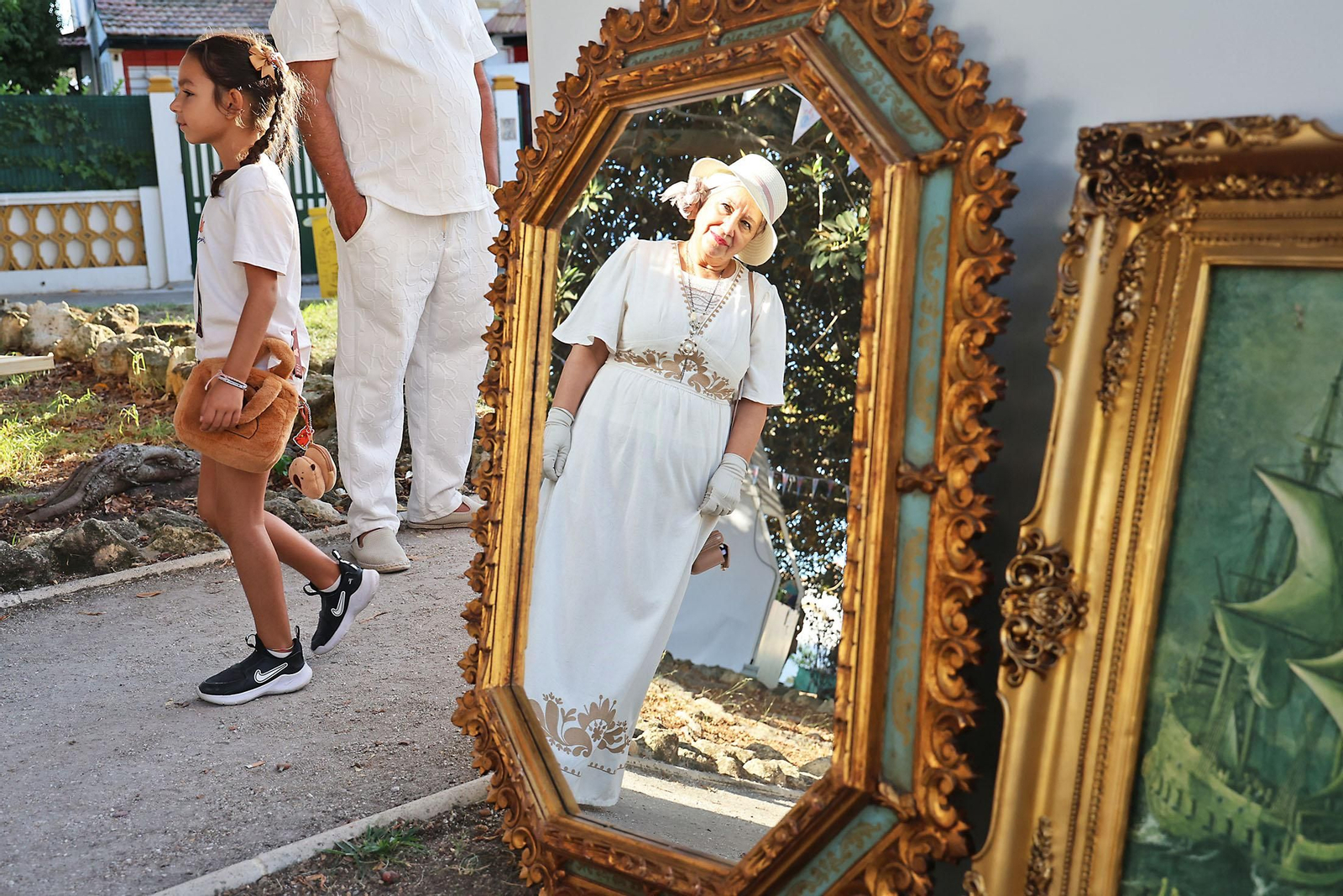 Imágenes de la colocación de la Corona Real del Barrio Reina Victoria