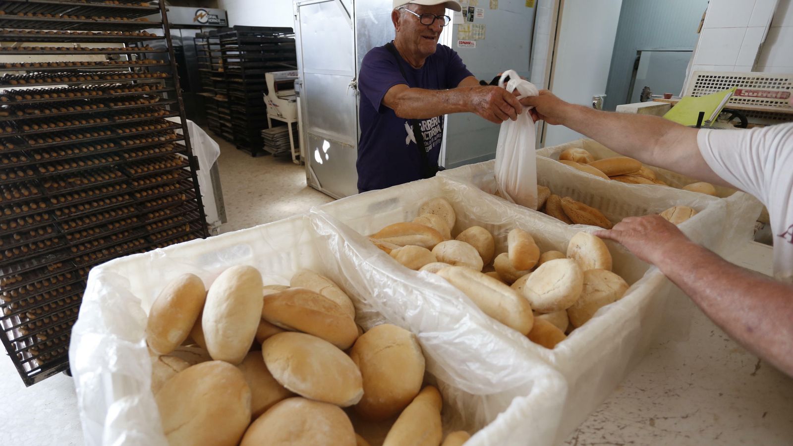 El mismo obrador de la panadería Pova es el punto de venta para los clientes