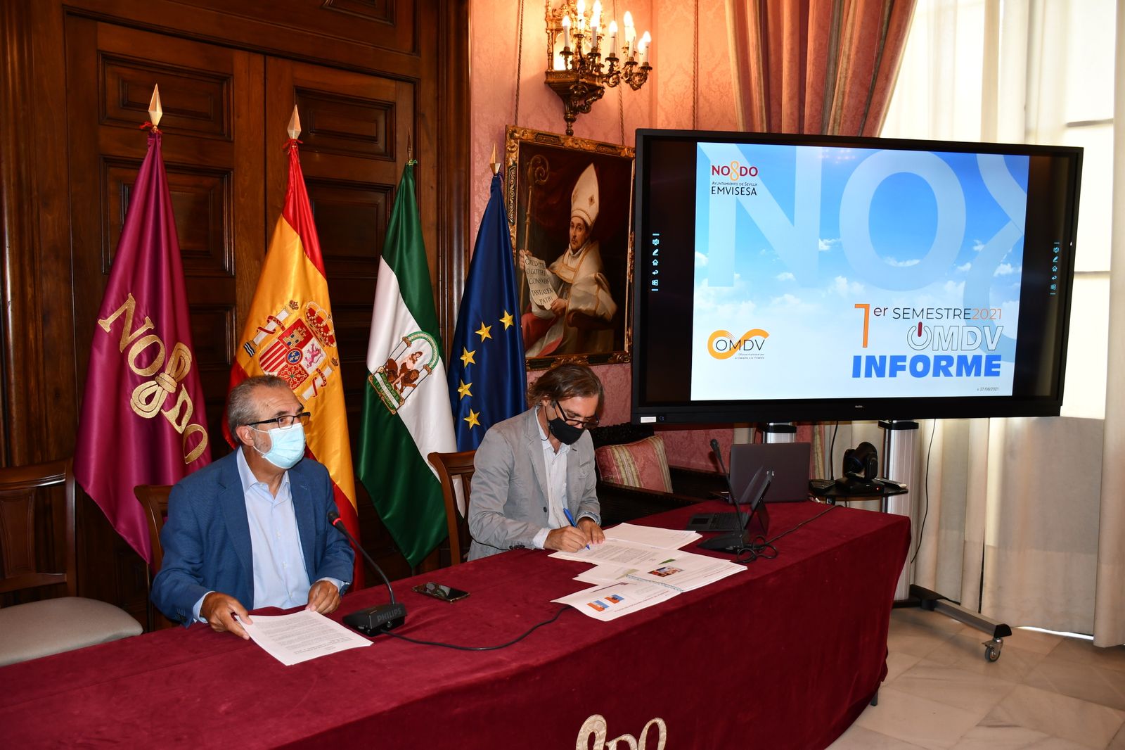 Juan Manuel Flores y Felipe Castro durante la presentación del inform de la Oficina Municipal de la Vivienda.