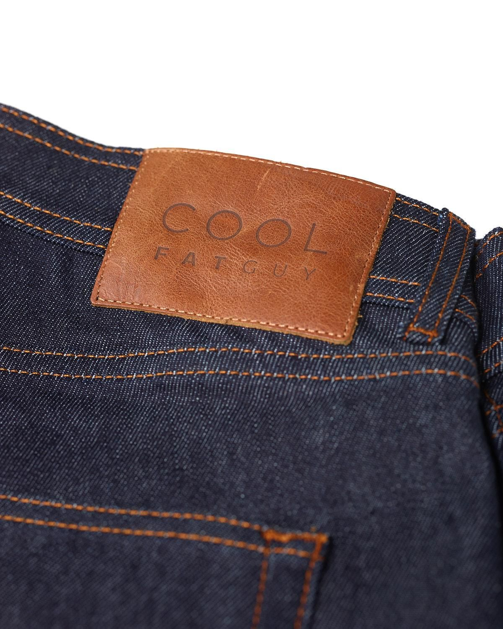 Uno de los detalles del nuevo modelo de pantalón vaquero para hombres de talla grande de Cool Fat Guy. Uno de los detalles del nuevo modelo de pantalón vaquero para hombres de talla grande de Cool Fat Guy.
