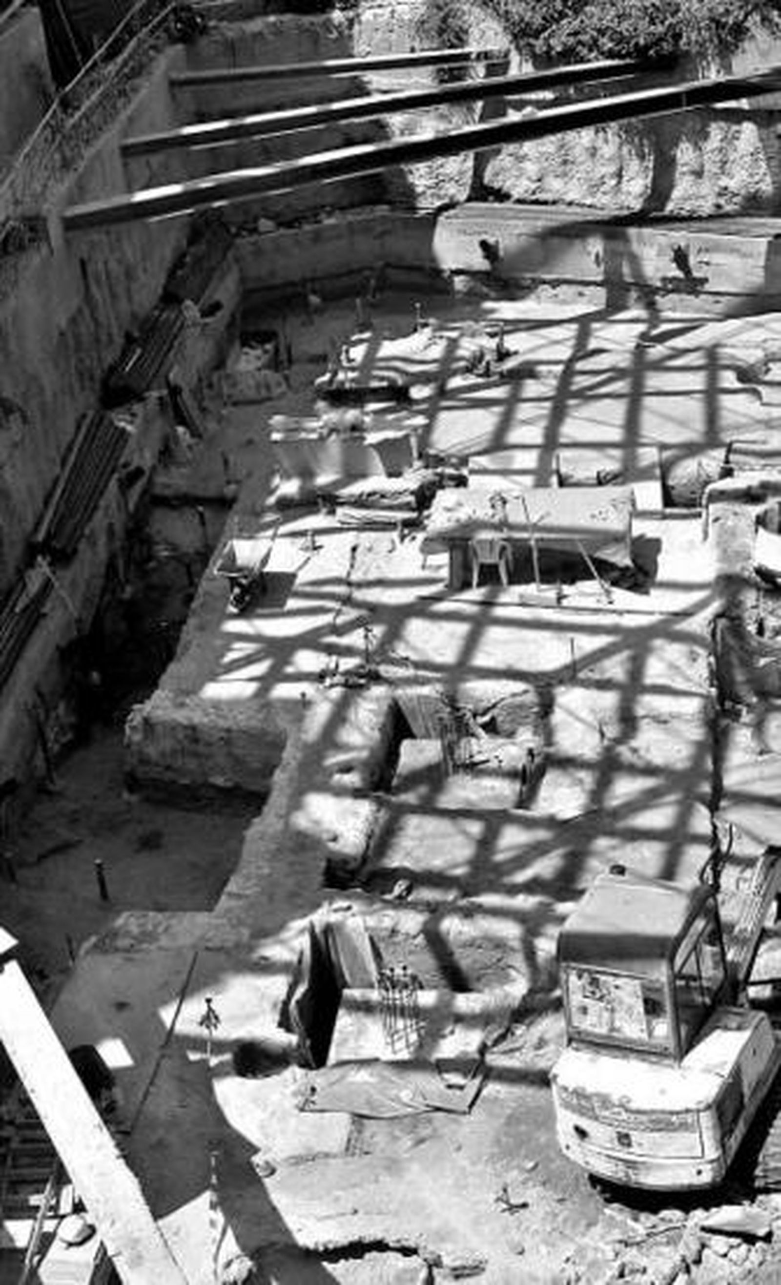 Imagen actual del solar. A la izquierda, la cisterna romana.