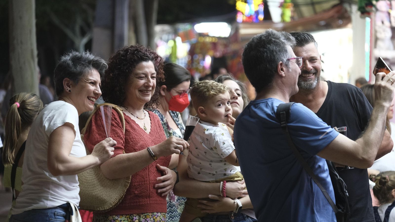 Familias y amigos en la Feria.