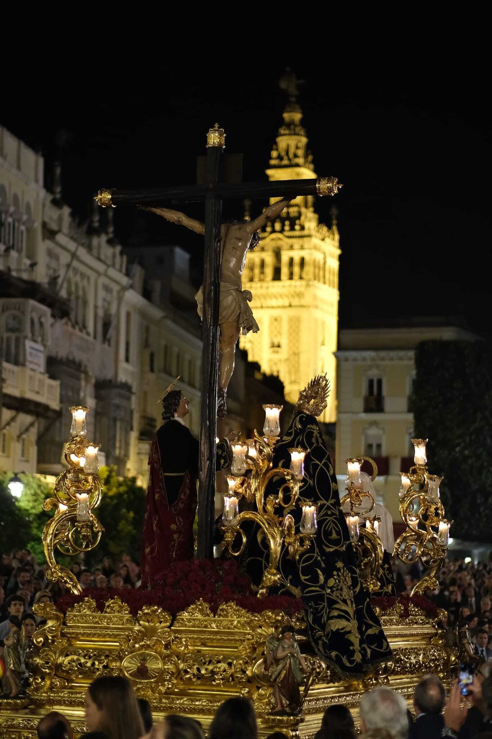 El misterio de las Siete Palabras con la Giralda al fondo.