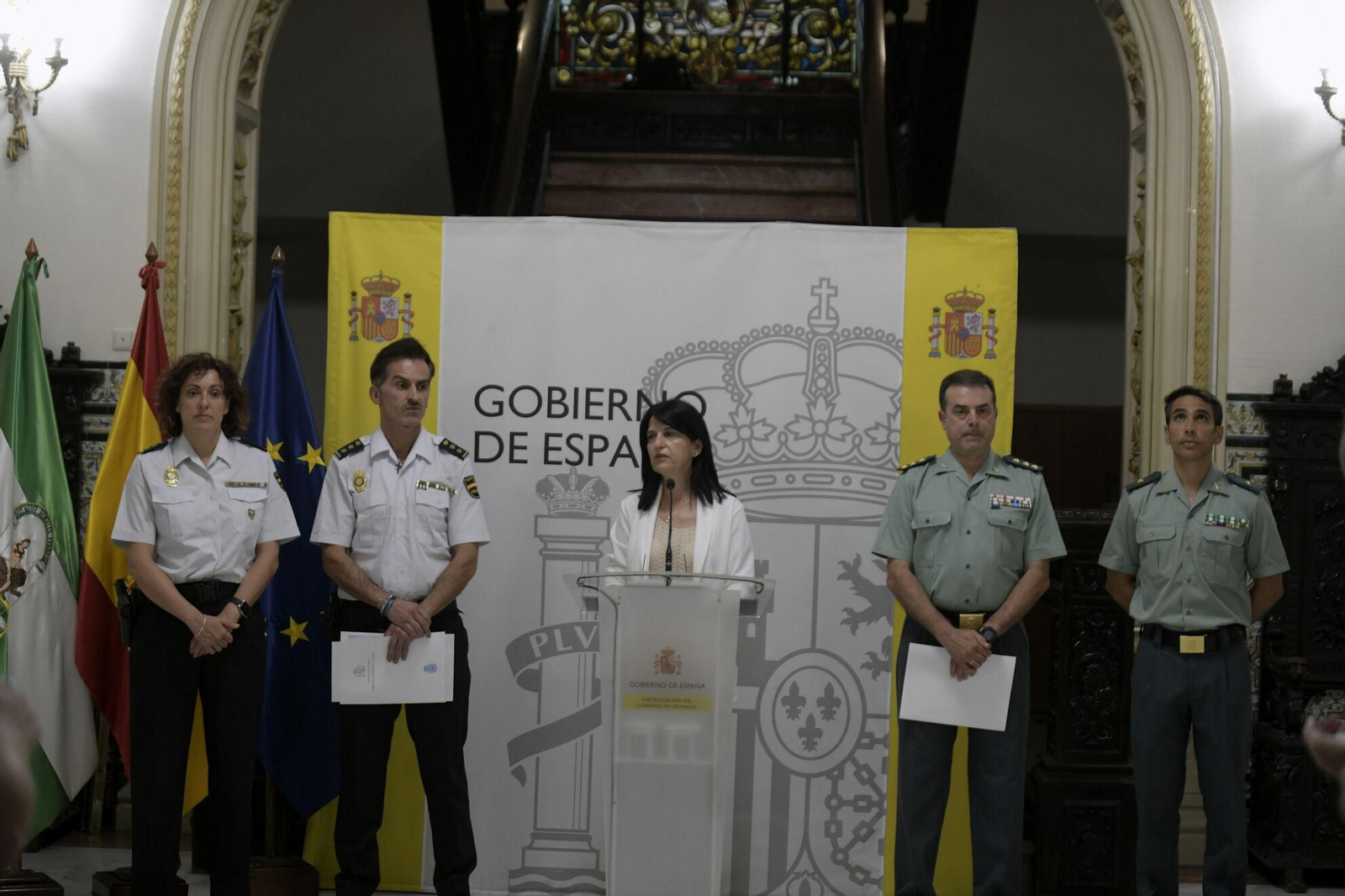 La subdelegada del Gobierno en Granada , Inmaculada López Calahorro, acompañada por el coronel jefe de la Comandancia de la Guardia Civil de Granada , Francisco García, y el comisario jefe provincial accidental de la Policía Nacional, Rafael Rodríguez, realiza un balance de las actuaciones realizadas por ambos cuerpos de seguridad en la lucha contra el cultivo de la marihuana  en la provincia