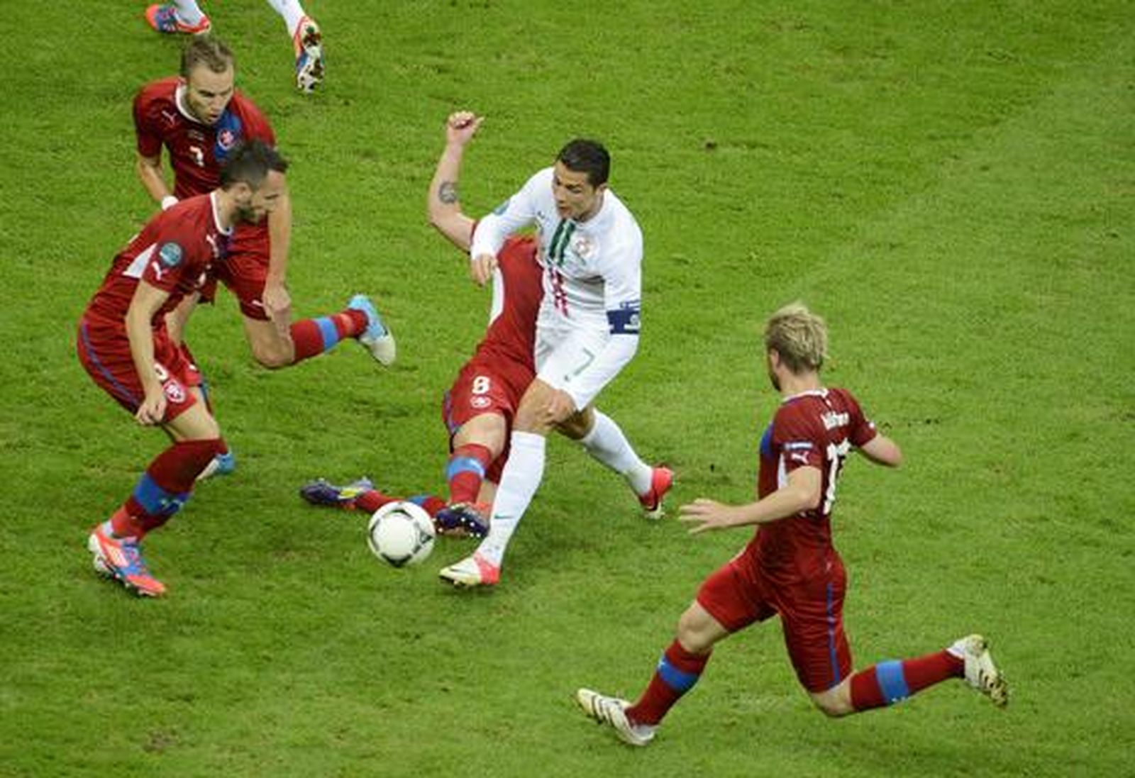 Un gol de Cristiano Ronaldo pone a Portugal en las semifinales de la Eurocopa.

Foto: EFE