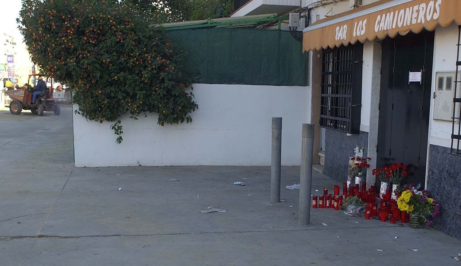 Flores en recuerdo de la víctima del crimen del bar Los Camioneros, en noviembre de 2005.