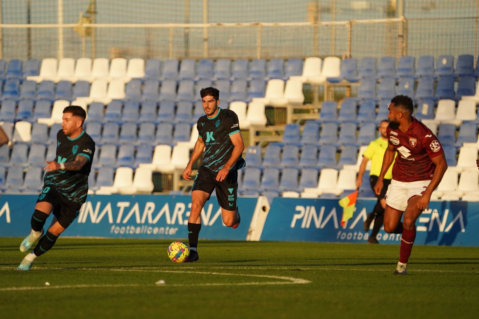 Las fotos del primer encuentro de la historia del Almería ante un rival italiano