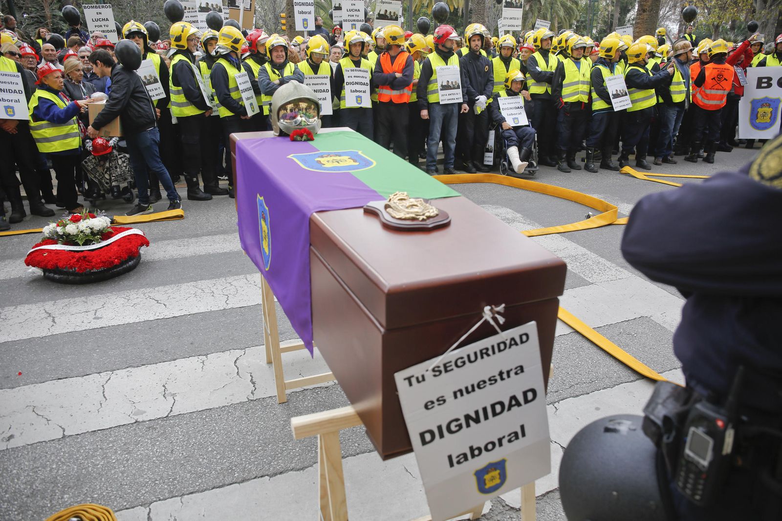 Las imágenes de la 'marcha fúnebre' de los bomberos en Málaga
