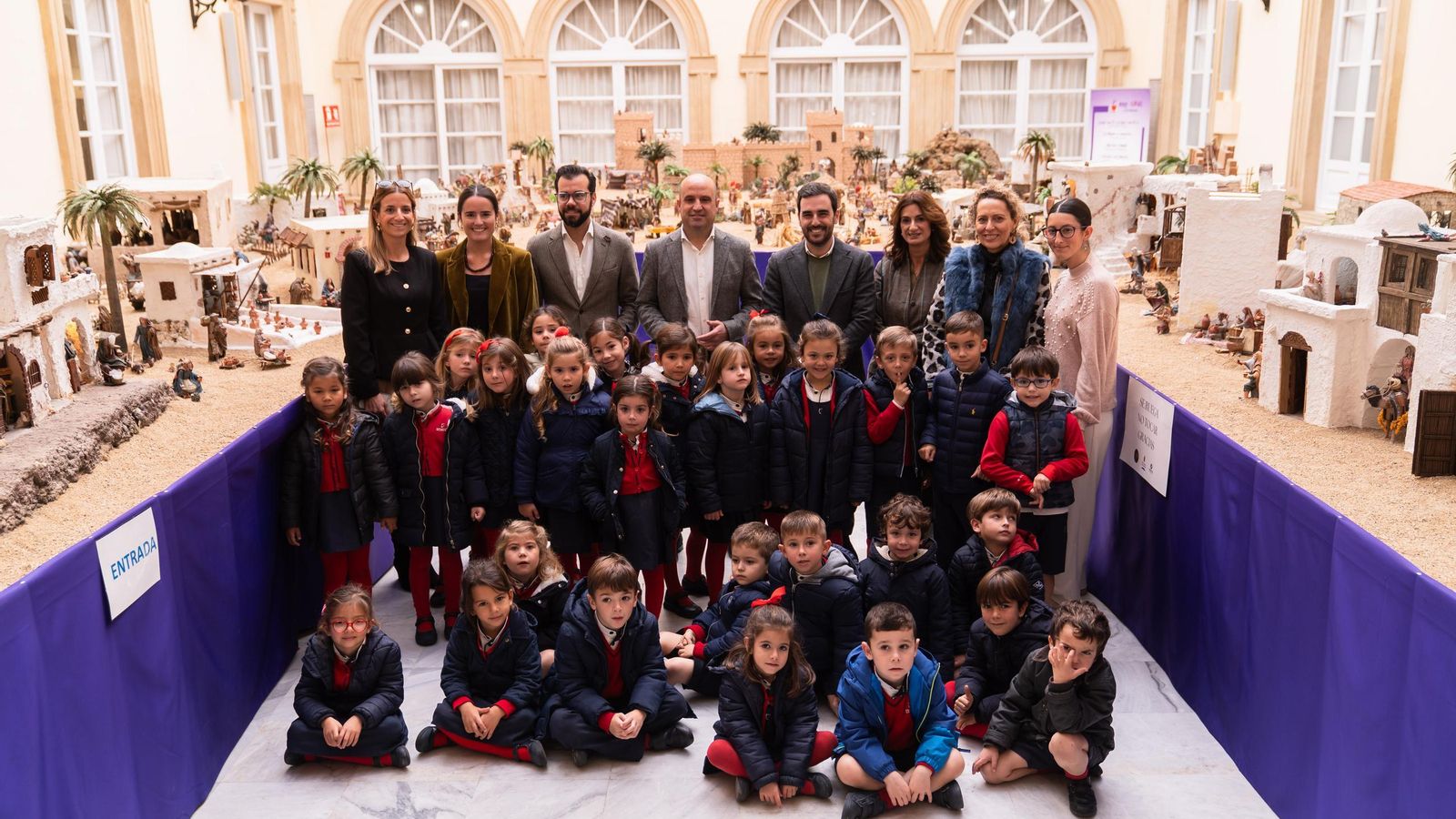 Alumnos del colegio Altaduna-Saladares en el Belén Provincial acompañados de José Antonio García.