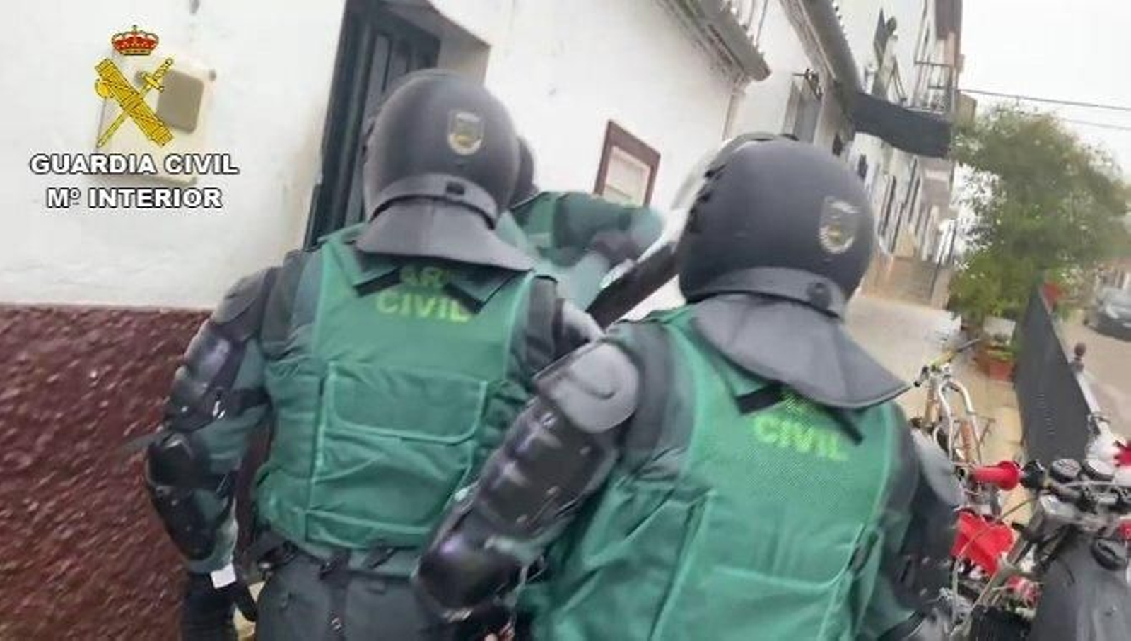Entrada de la Guardia Civil en el punto de venta en Prado del Rey.