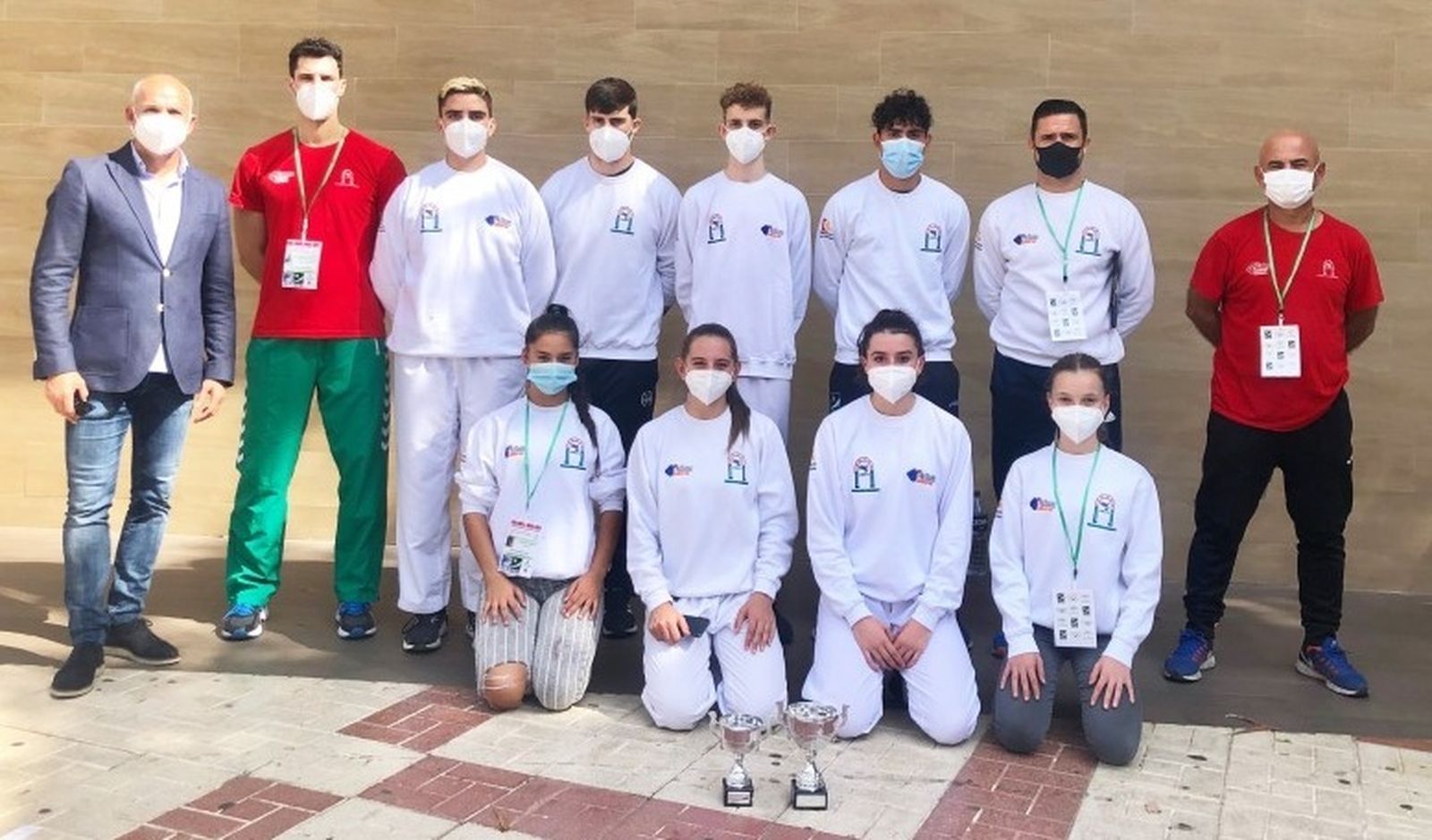 La delegación cordobesa posa a las puertas de la Ciudad Deportiva Carranque.