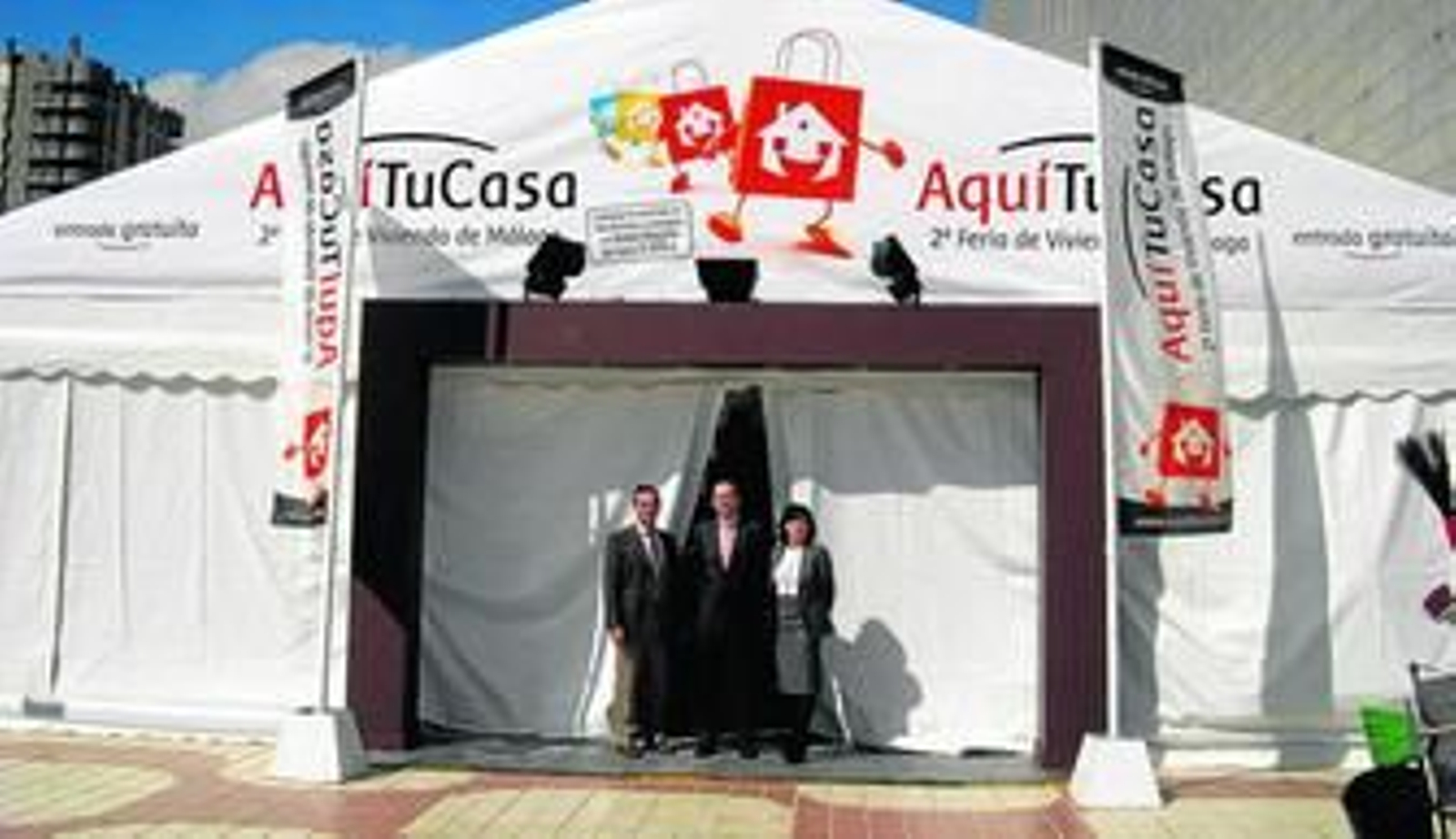 Alberto Santiago, de Prasa, Silvia Sánchez, de Reyal Urbis, y Víctor de la Puerta, de Salsa Inmobiliaria, ayer en la puerta de la feria que abre hoy.