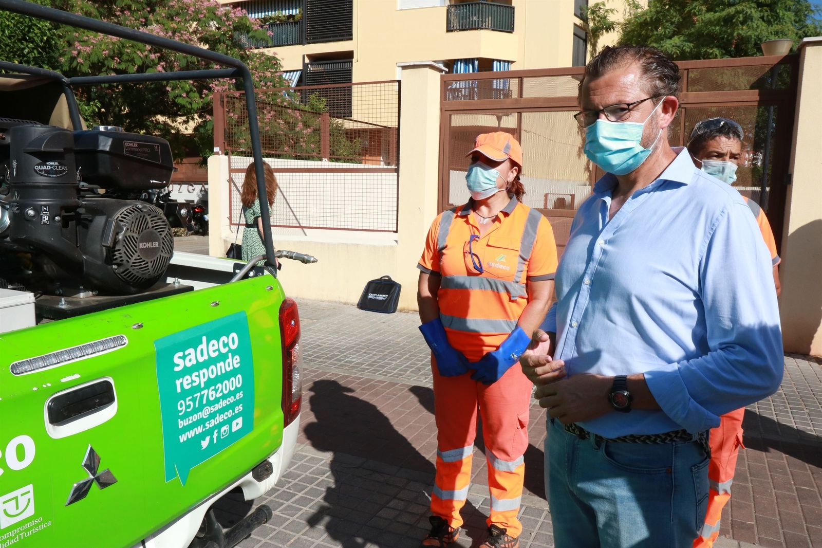 Dorado supervisa uno de los coches.