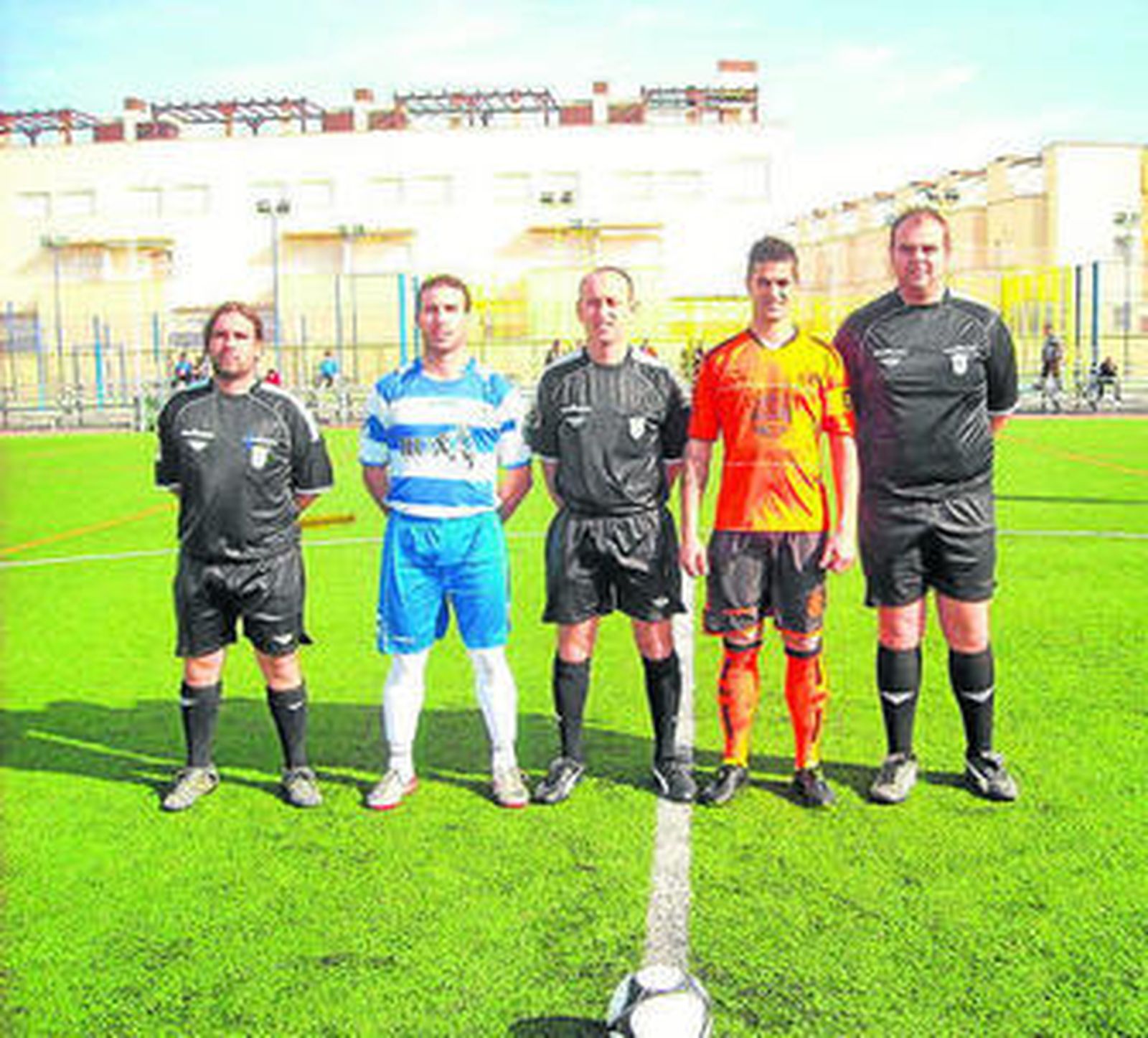 Arriba, capitanes con el trío arbitral y abajo pancarta de apoyo a Álvarez.
