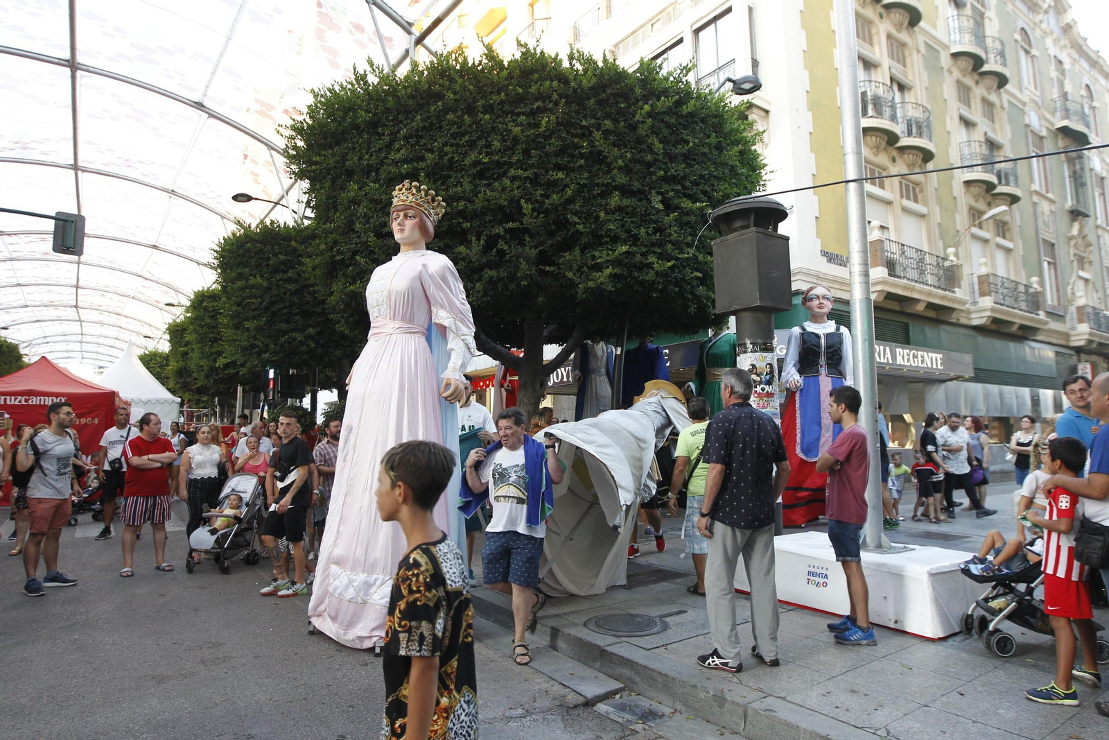 Fotogalería gigantes y cabezudos. Feria de Almería 2019