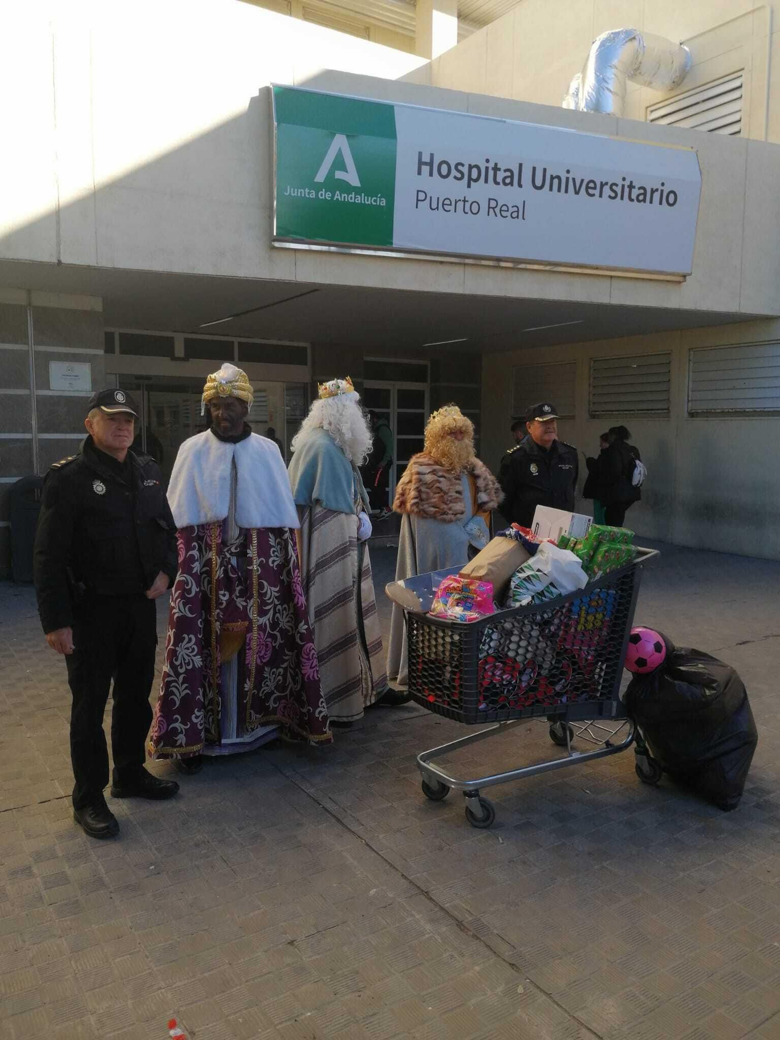 Visita de los Reyes Magos y la Policía Nacional al Hospital de Puerto Real Visita de los Reyes Magos y la Policía Nacional al Hospital de Puerto Real
