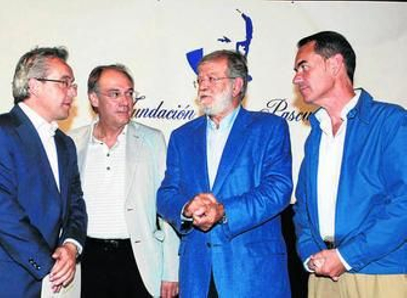 El ex presidente Ibarra, acompañado de Salvador Pascual, y de los alcaldes serranos, Moscoso y Calvillo.