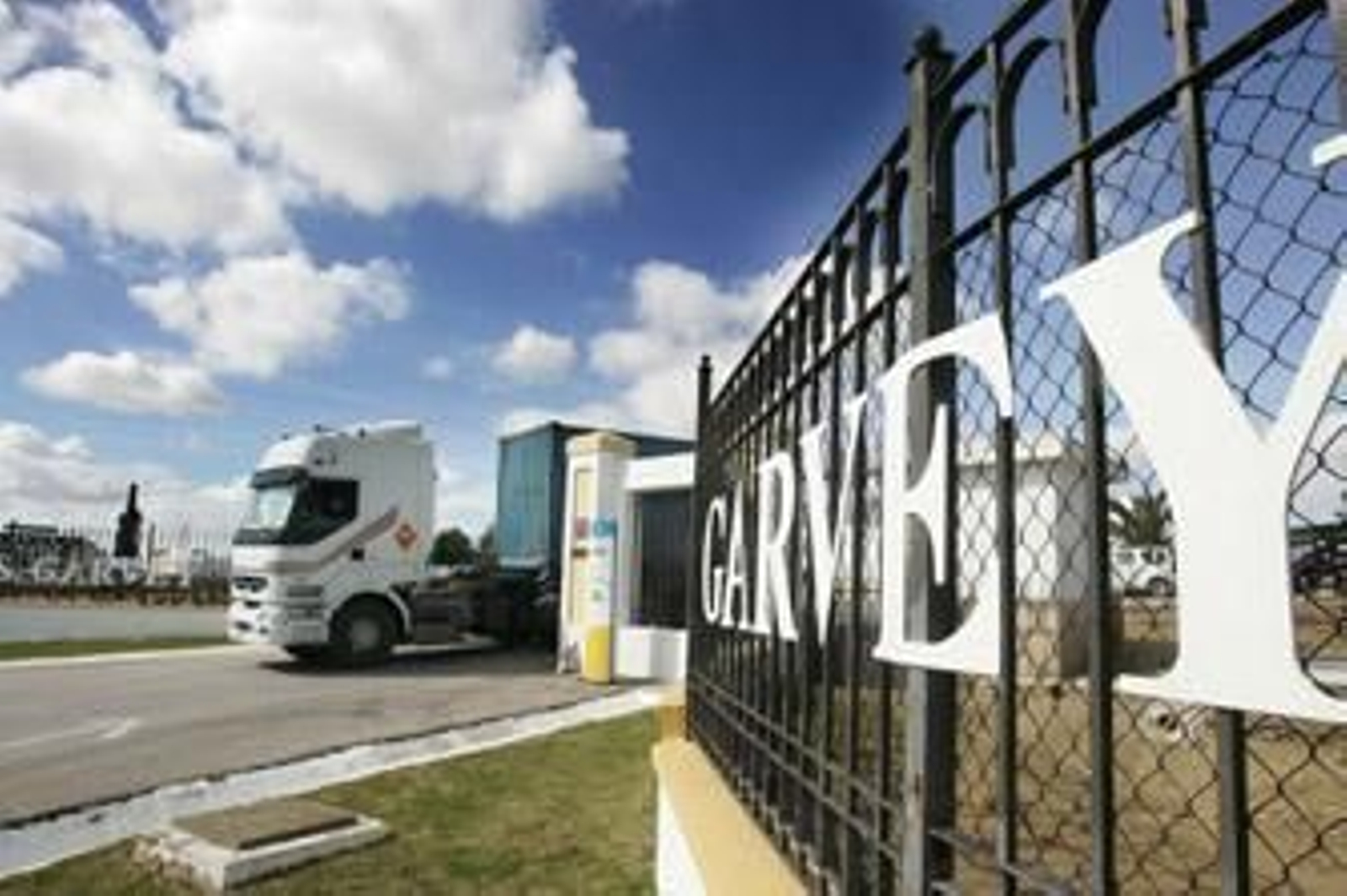 Un camión abandona las instalaciones del Complejo Bellavista. /Manuel Aranda