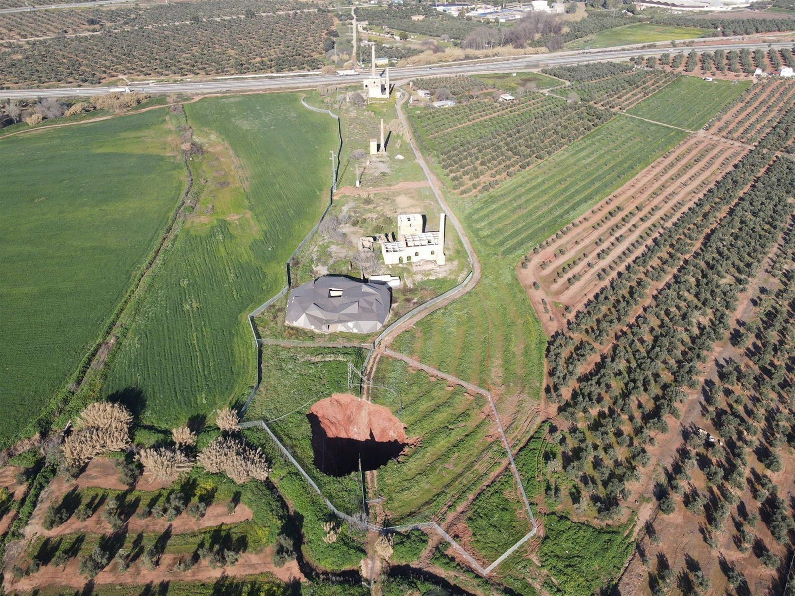 Foto aérea del socavón en la Mina de los Lores de Linares.