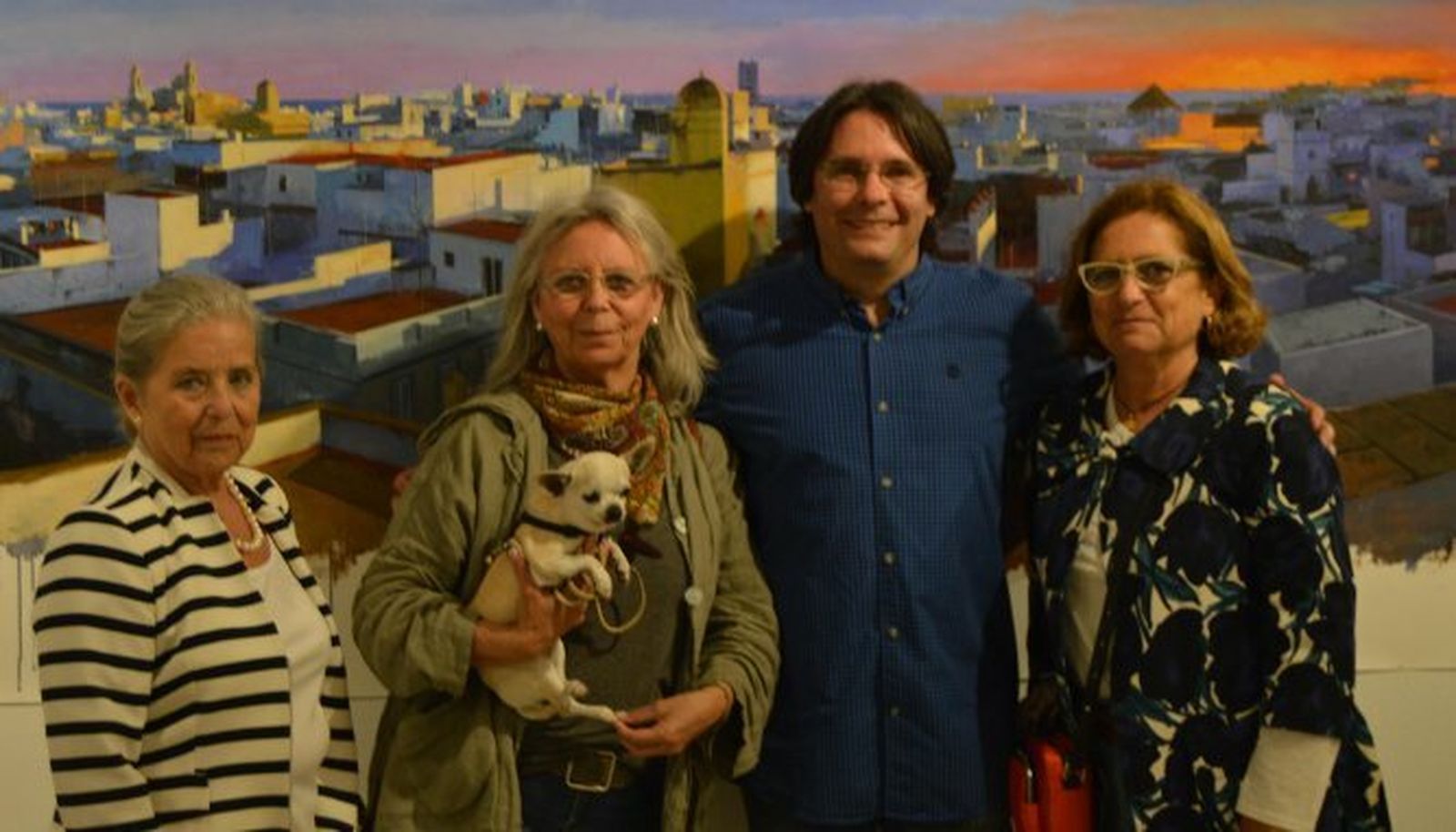 Rita e Inma Gutiérrez, el pintor Cecilio Chaves y Lourdes Roldán, ante una pintura mural de Cecilio Chaves.