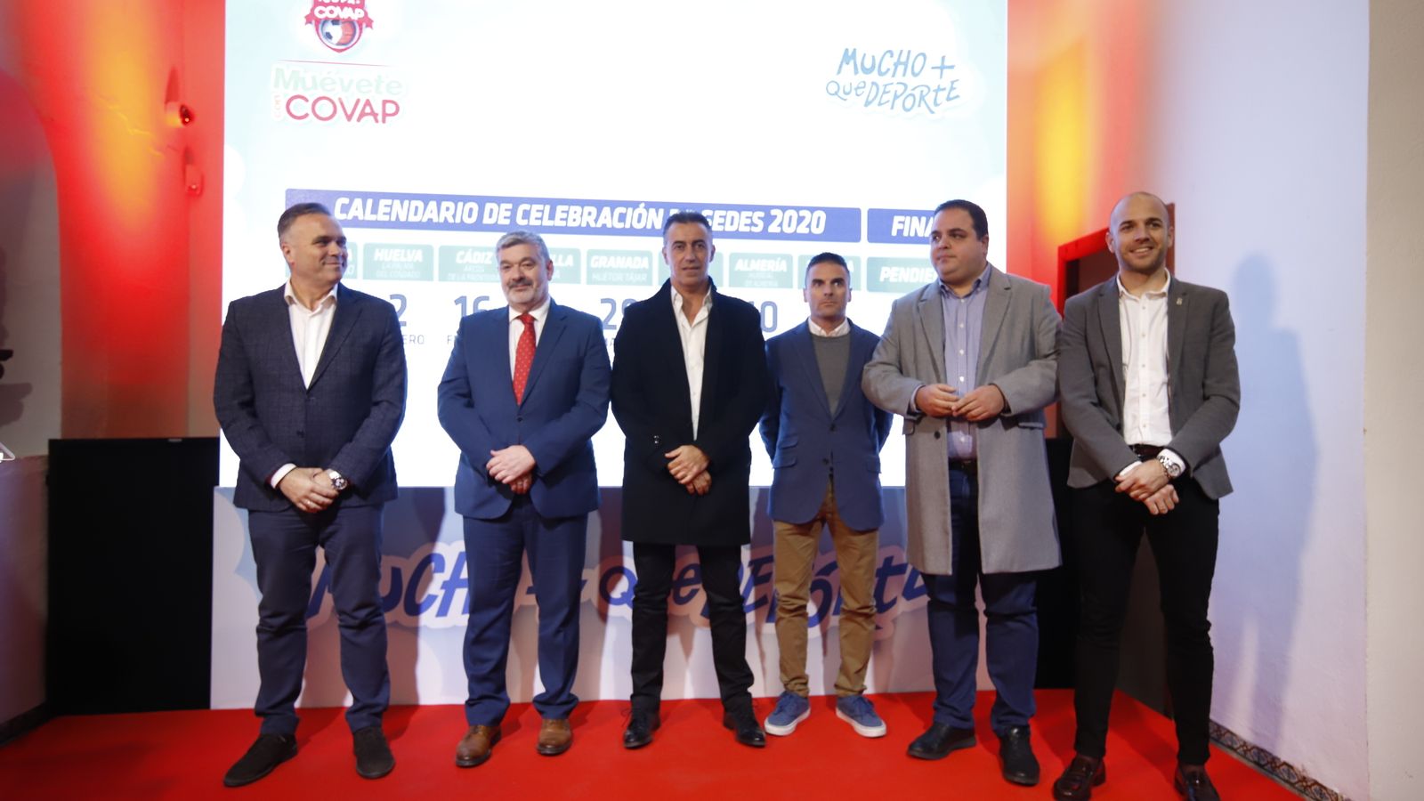 El concejal de Juventud y Deportes de Huércal de Almería, Jesús Pomedio, junto al resto de representantes de los Ayuntamientos sede