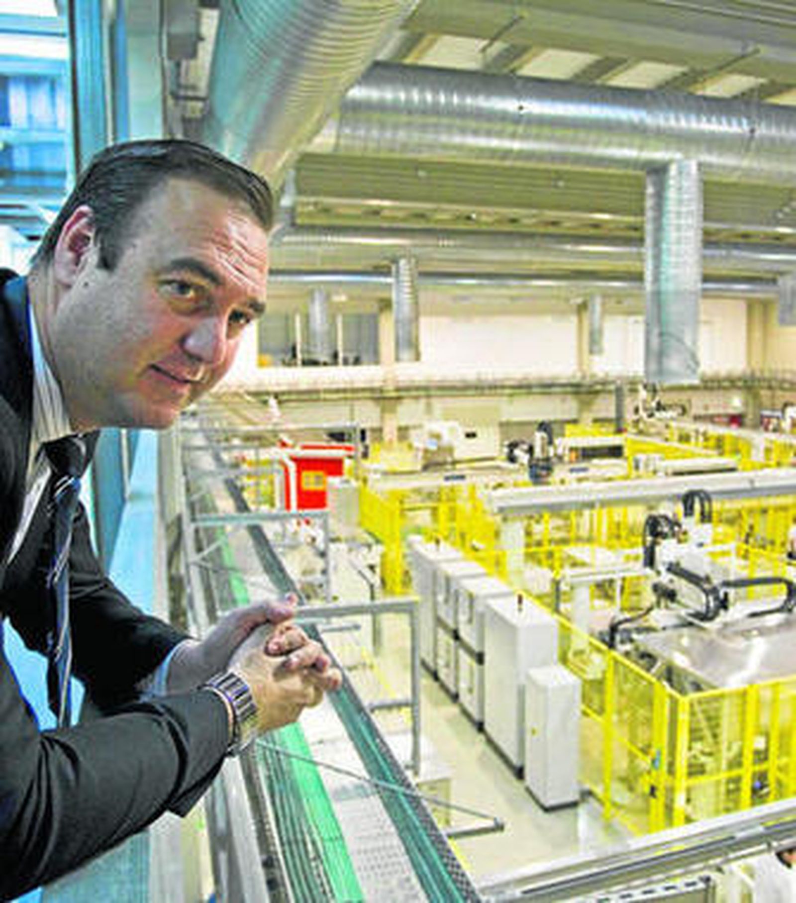 Ángel Luis Serrano, presidente de Isofotón, observa el interior de la fábrica de Málaga.