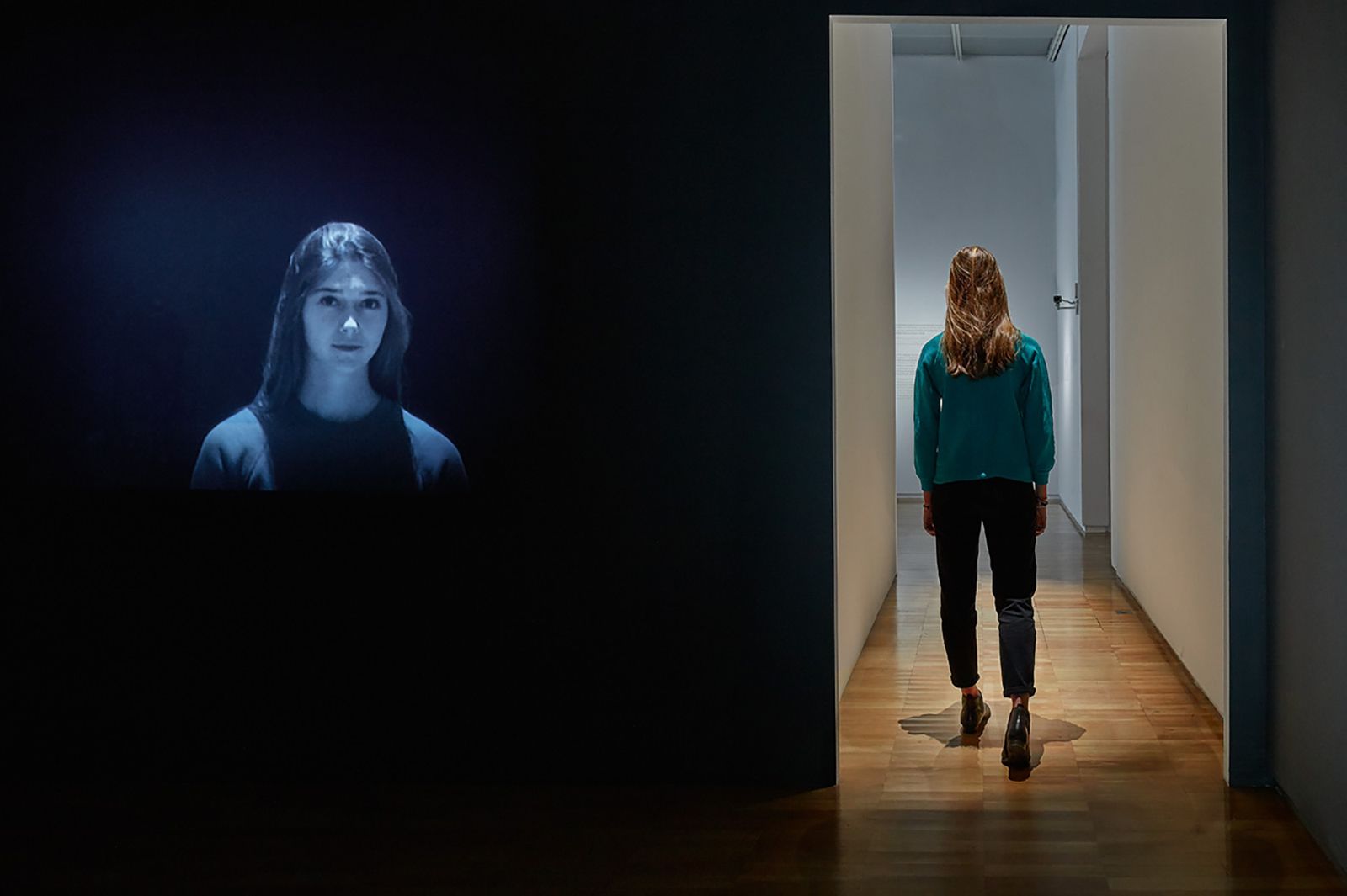 Sencillos y eficaces ensayos sobre la percepción. En las imágenes, tres de las obras que se muestran hasta el 21 de enero en el CAAC, con las que el veterano artista neoyorquino reflexiona sobre el singular poder de la visión y socava, de paso, el narcisismo implícito en la noción de perspectiva.