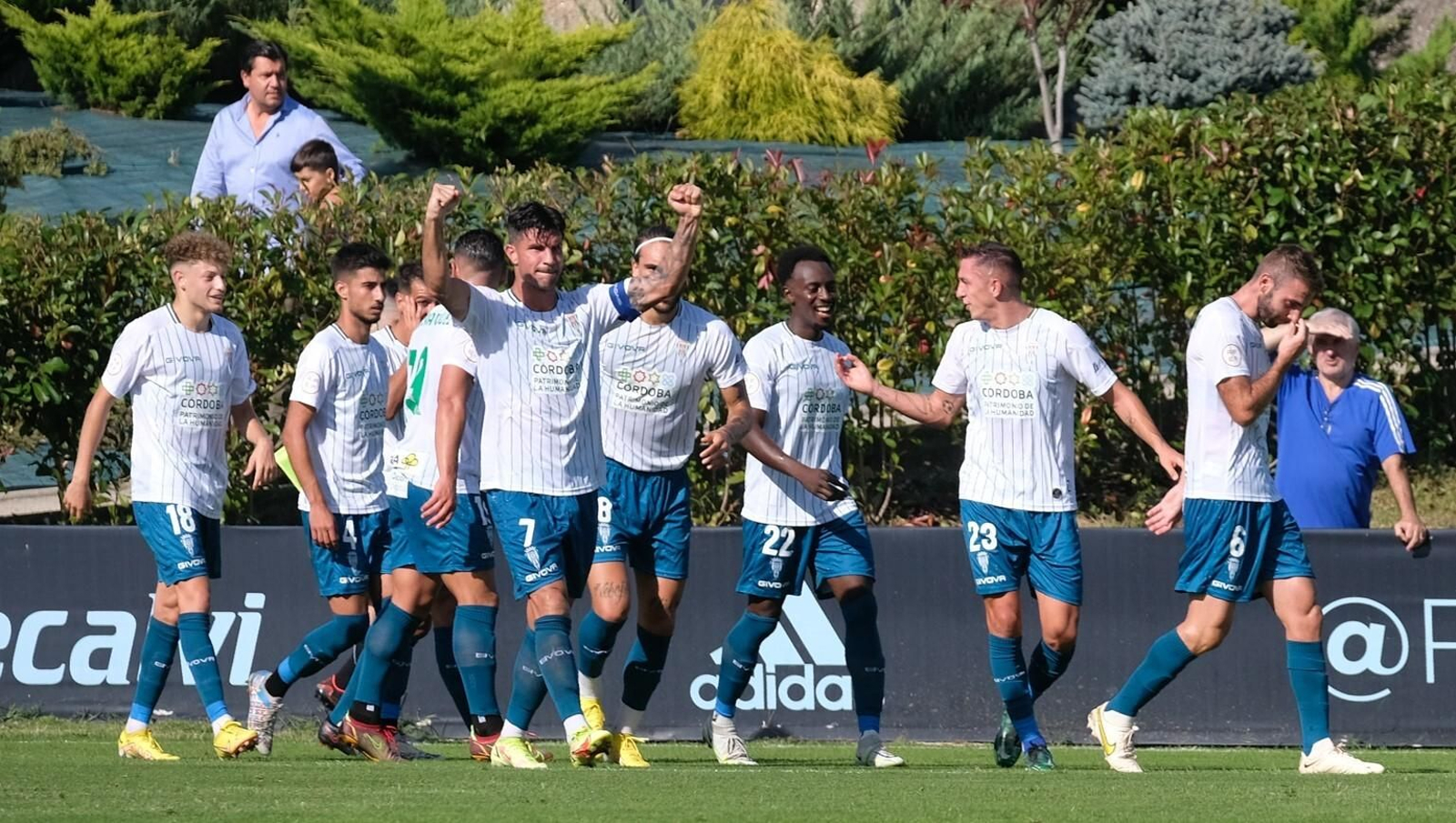 Willy Ledesma alza los brazos en la celebración de su gol al Celta de Vigo B.