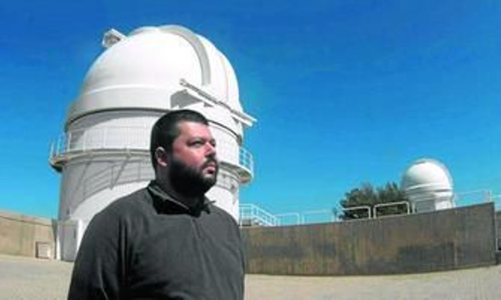 El profesor de la Universidad de Huelva, José María Madiedo, junto a las cúpulas  del observatorio de La Hita (Toledo).