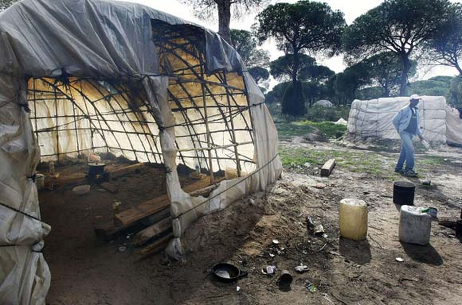 Entre Mazagón y Palos se extiende un mar blanco que oculta los campos de fresa, que oculta el lugar de ninguna parte de los africanos derrotados

Foto: Fito Carreto