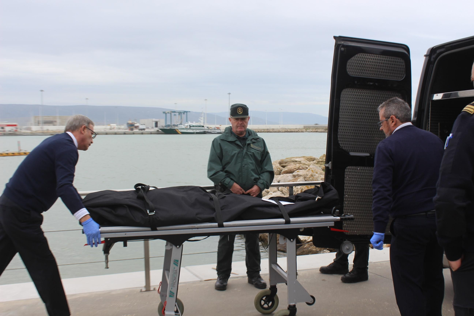 Rescatado un nuevo cadáver tras el naufragio de una patera en Los Caños