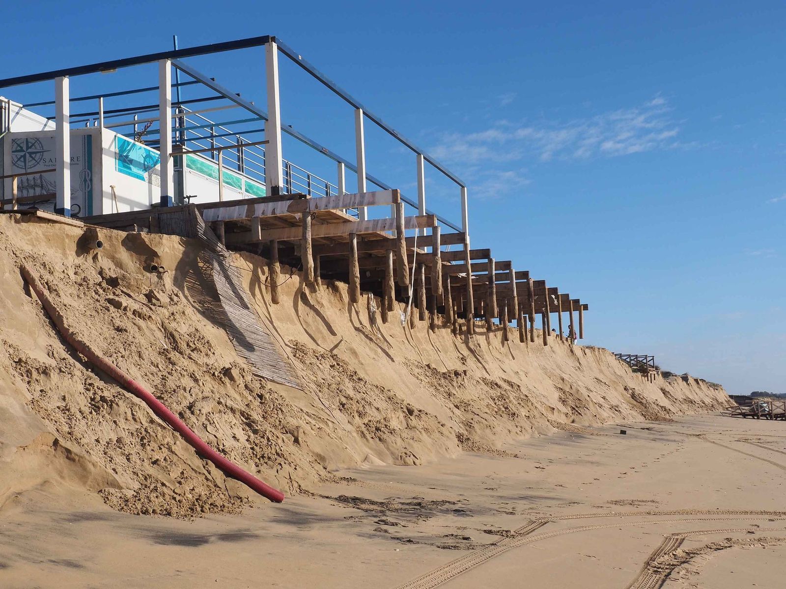Chiringuito afectado por los temporales en la Playa Central de Isla Cristina