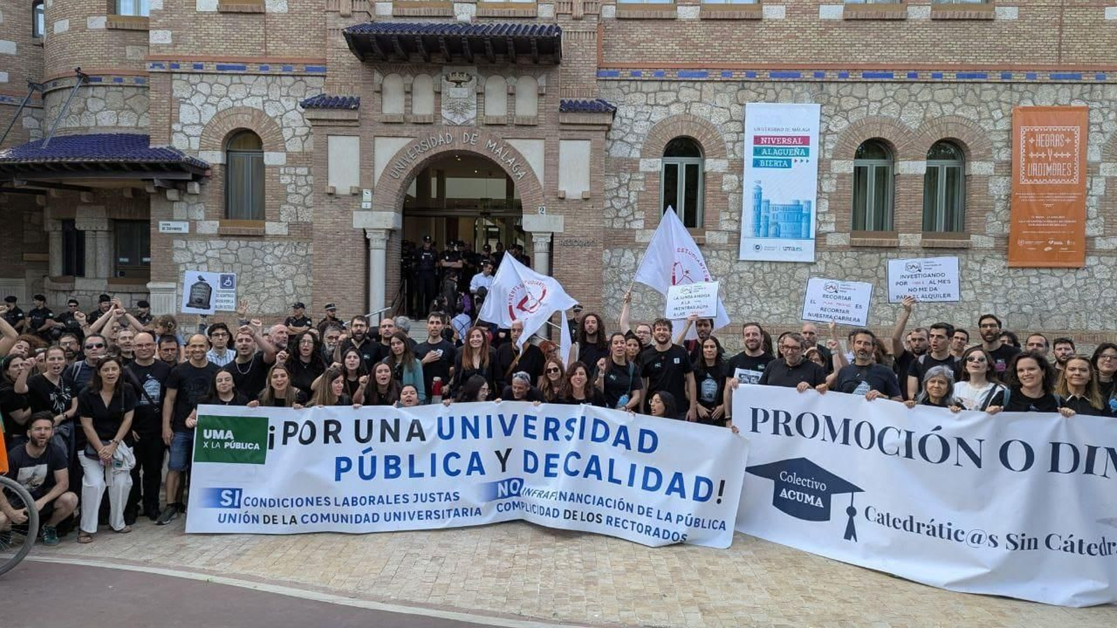 La plataforma en la concentración del 15 de mayo frente al Rectorado.