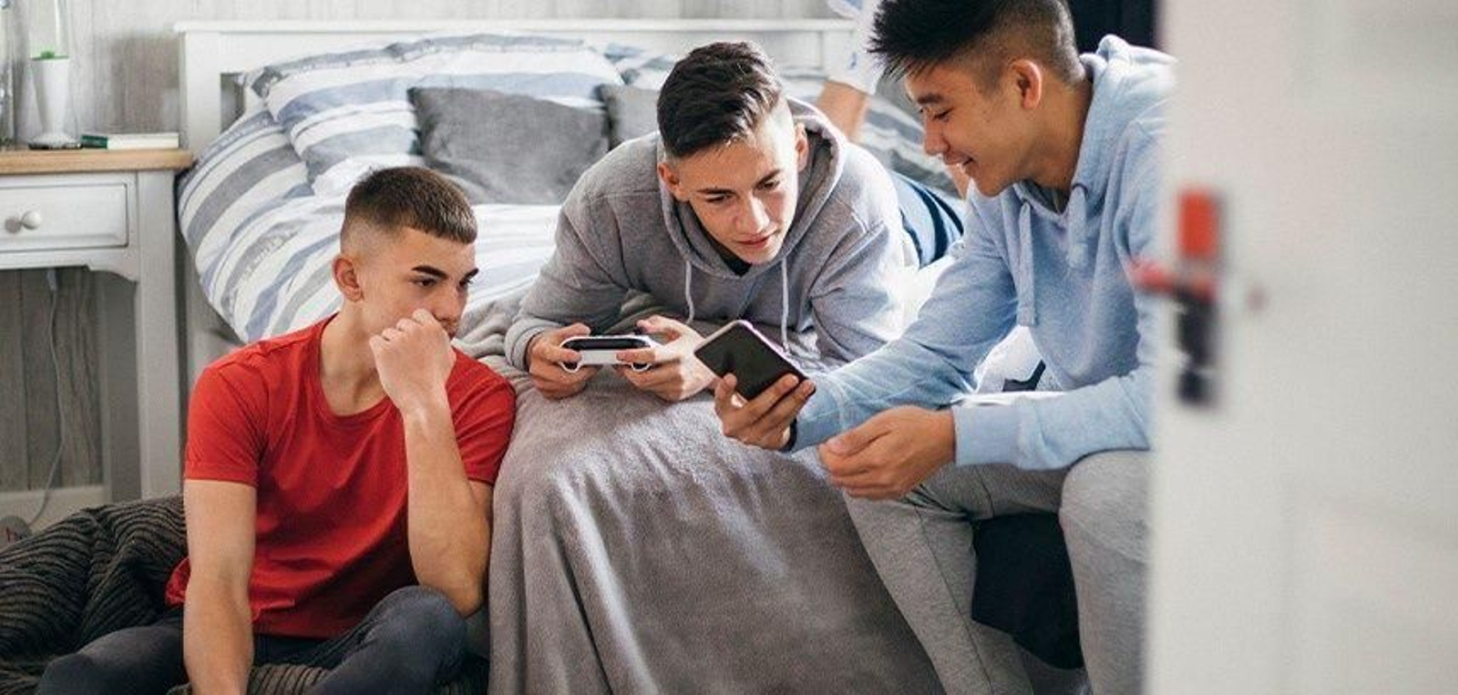 Jóvenes utilizando un 'smartphone '