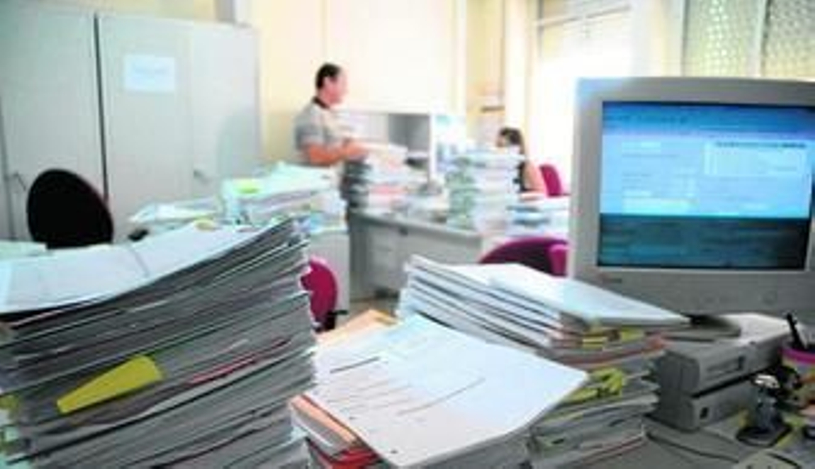 Un ordenador y un monitor de los antiguos en un juzgado de lo Penal andaluz, en una imagen de archivo.
