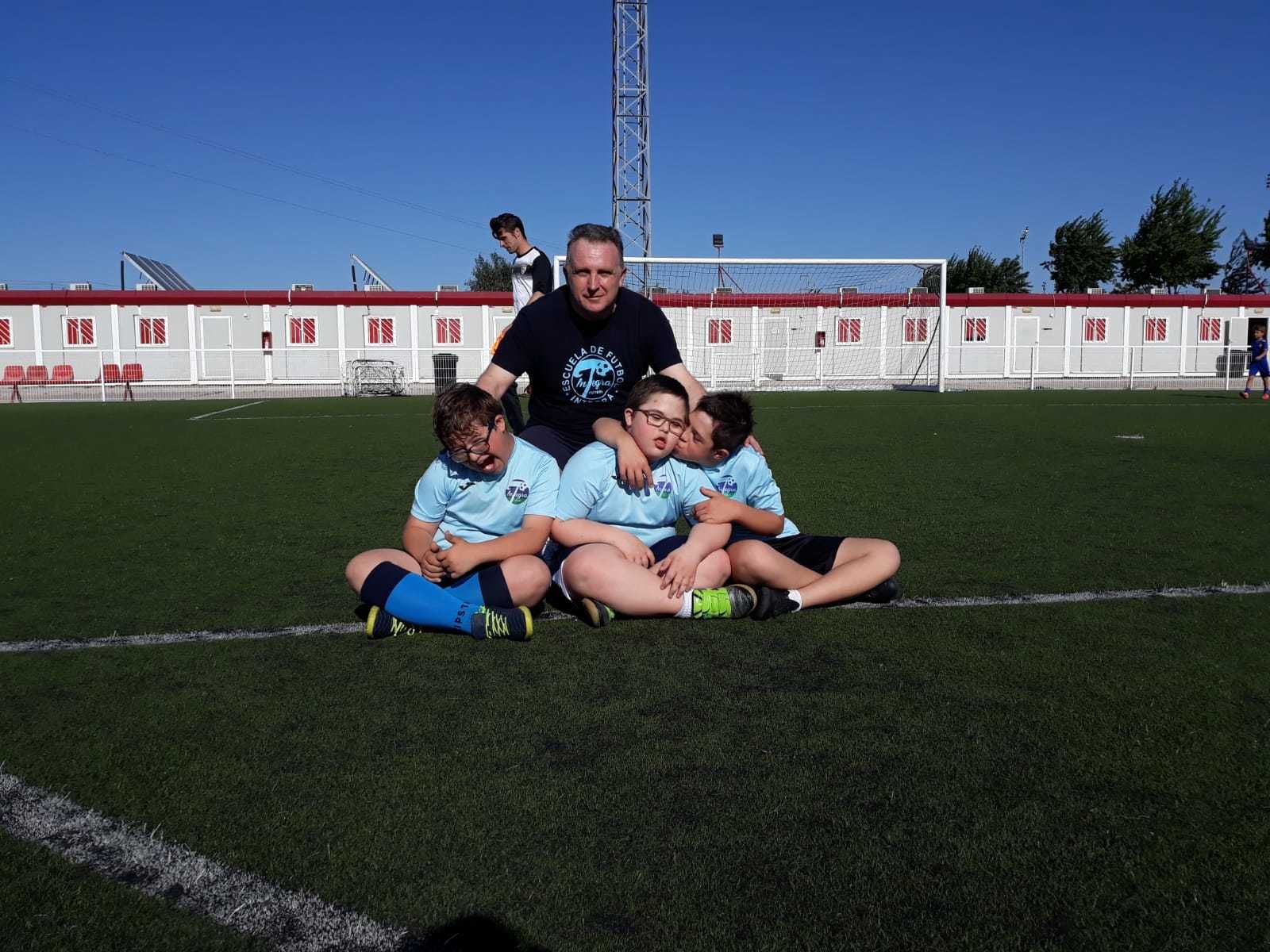 Rafa Velasco posa con algunos de los chicos de Integra Fútbol.