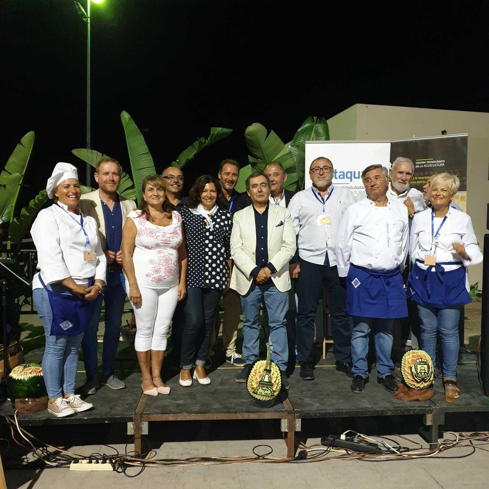 Anne Hidalgo, junto a los miembros de la cofradía gastronómica Los Esteros y algunas autoridades.
