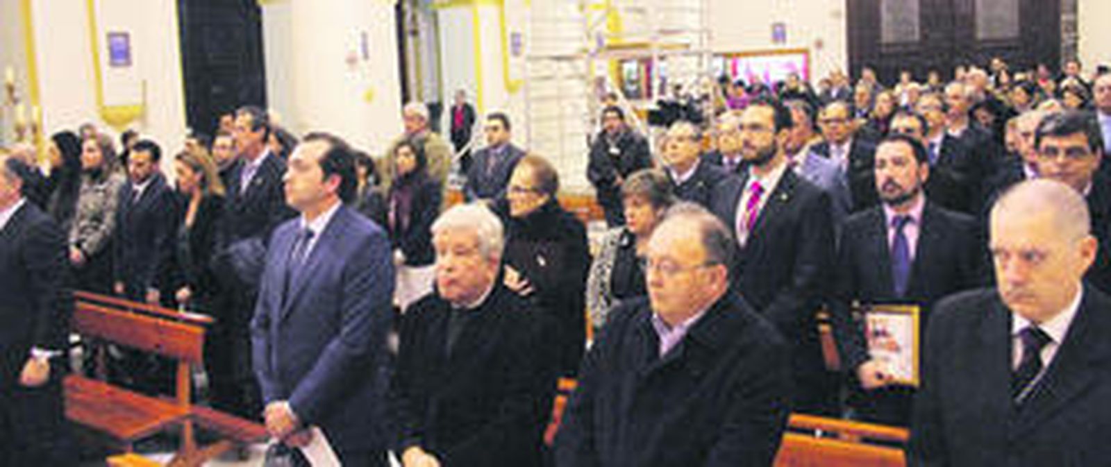 Vega (izq.), presidente del Consejo y Llanes (a su lado), director espiritual, en la presentación del Cartel de 2012 junto a los hermanos mayores.