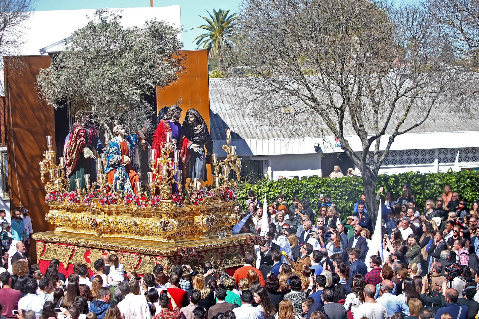 Paso de misterio de la Clemencia saliendo de San Benito.