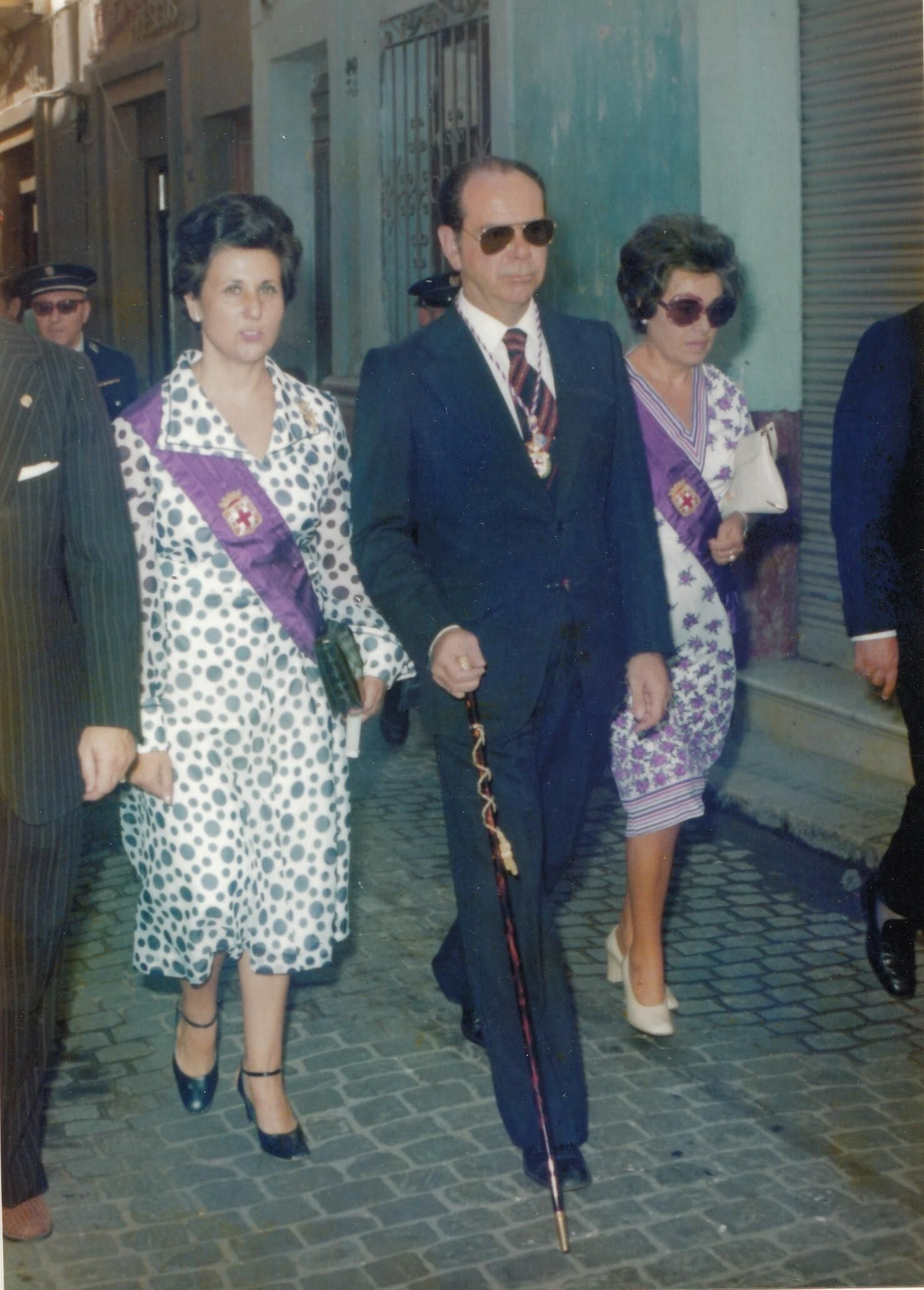 El Alcalde de Almería, Rafael Monterreal Alemán, junto a las tenientes de Alcalde, María Cassinello Pérez (a la izquierda) y Mari Gázquez García en la procesión del Corpus Christi (mayo, 1976).
