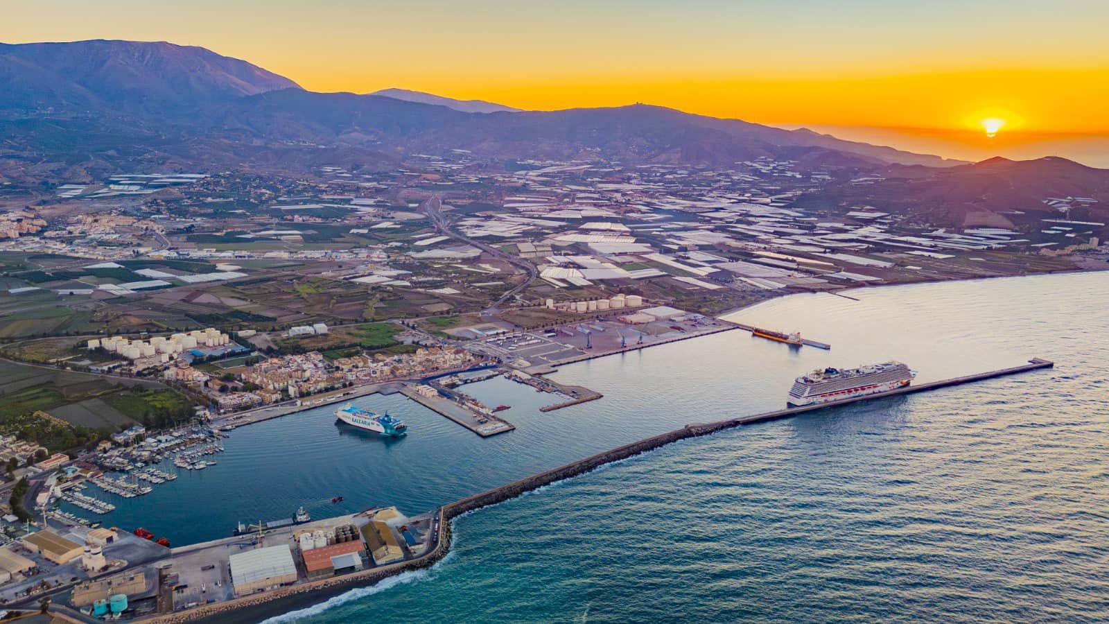 Vista aérea de la dársena granaidna con el crucero atracado