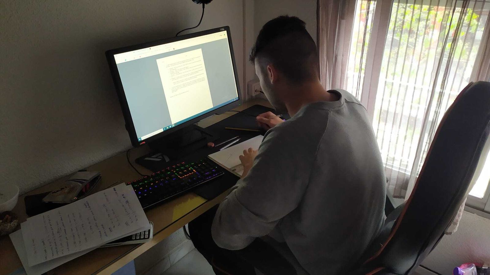 La rutina diaria para estos cuatro estudiantes arranca con las clases online.