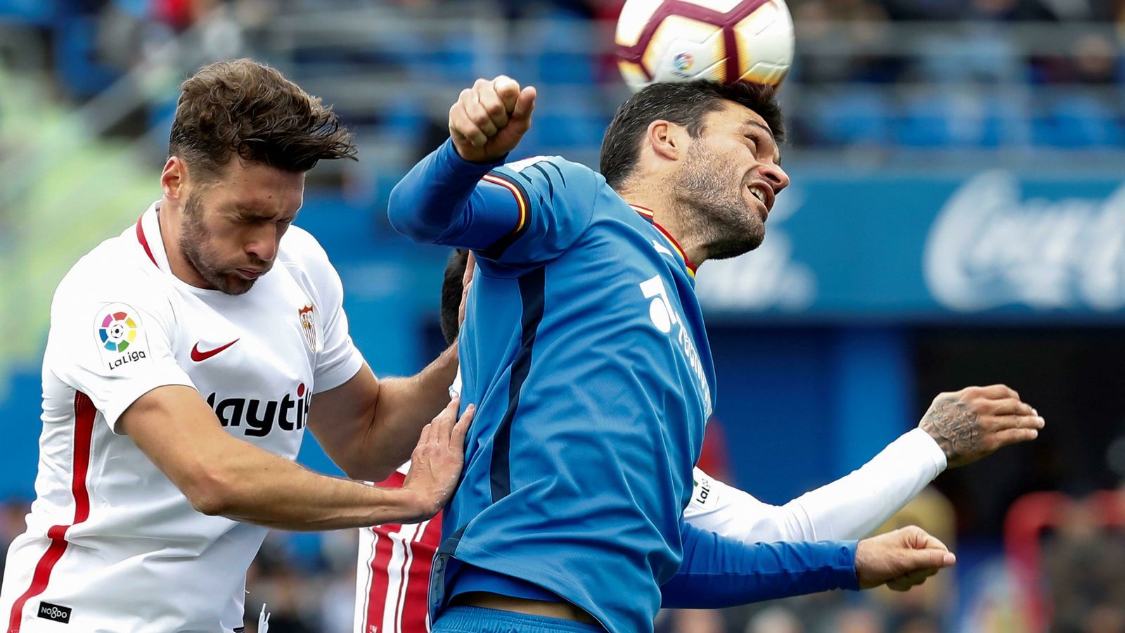 Sergi Gómez salta con Jorge Molina.