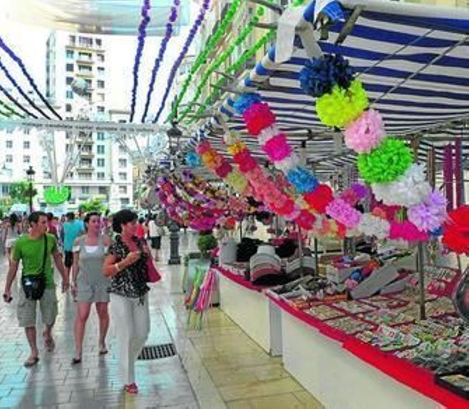 Los puestos y el ambiente ya daban ayer un aire de Feria a las calles del centro.
