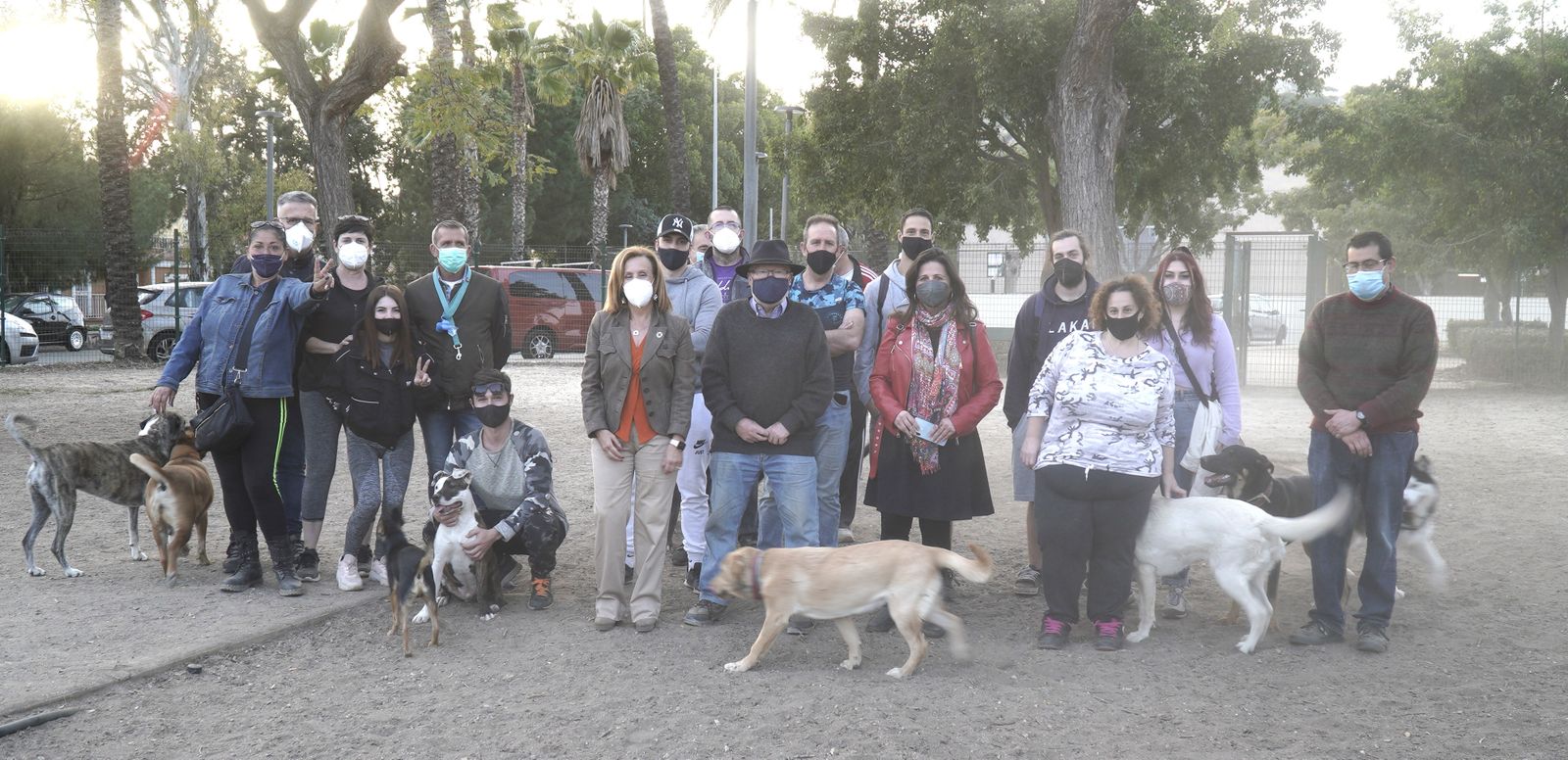 Miembros del PSOE en un parque canino de Málaga capital.