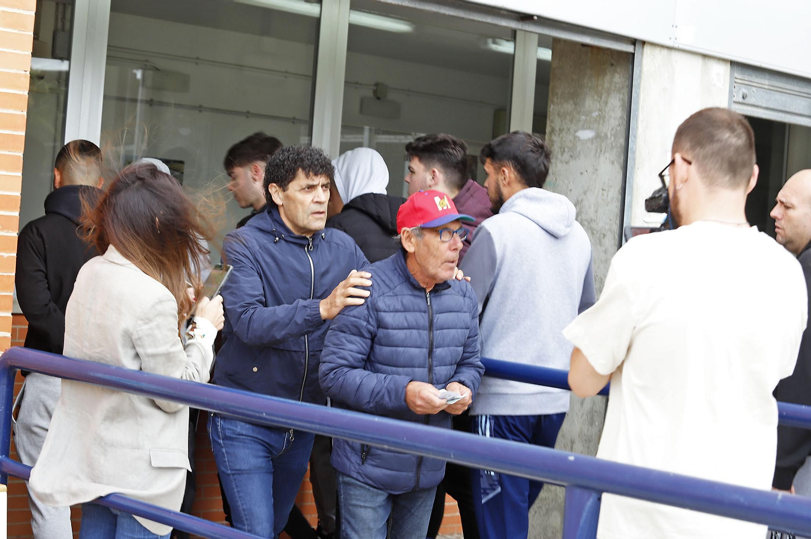 Largas colas para comprar las últimas entradas de la final del Recreativo de Huelva