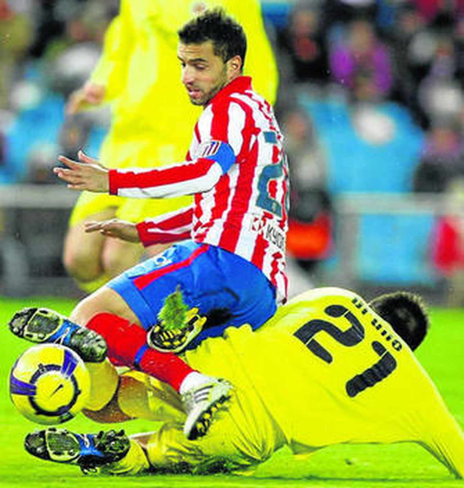 Bruno realiza una entrada a ras de suelo a Simao.