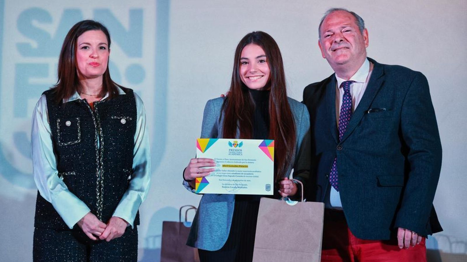 Una de las alumnas premiadas por su expediente académico, Abril González Palacios, tras recibir la distinción de manos de la alcaldesa, Patricia Cavada, y el concejal de Educación, Antonio Rojas.