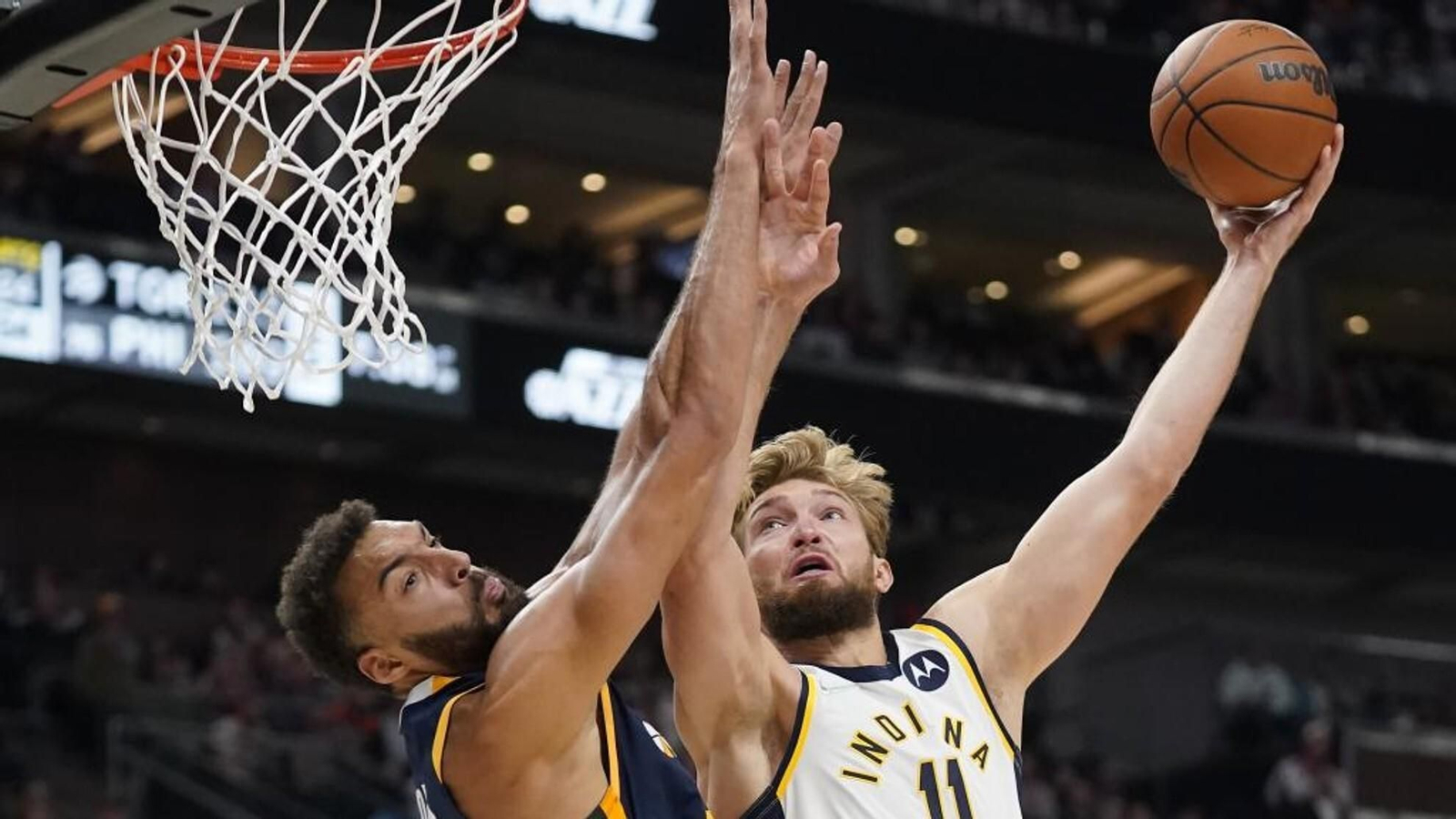 Sabonis lanza un gancho con la izquierda ante la defensa de Gobert.