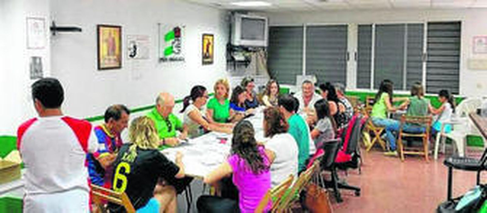 Afiliados y simpatizantes del PSOE de Huércal Overa ensobrando los votos para el día 24.